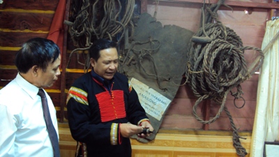 Khăm Phết Lào giới thiệu những dụng cụ săn bắt voi cho du khách